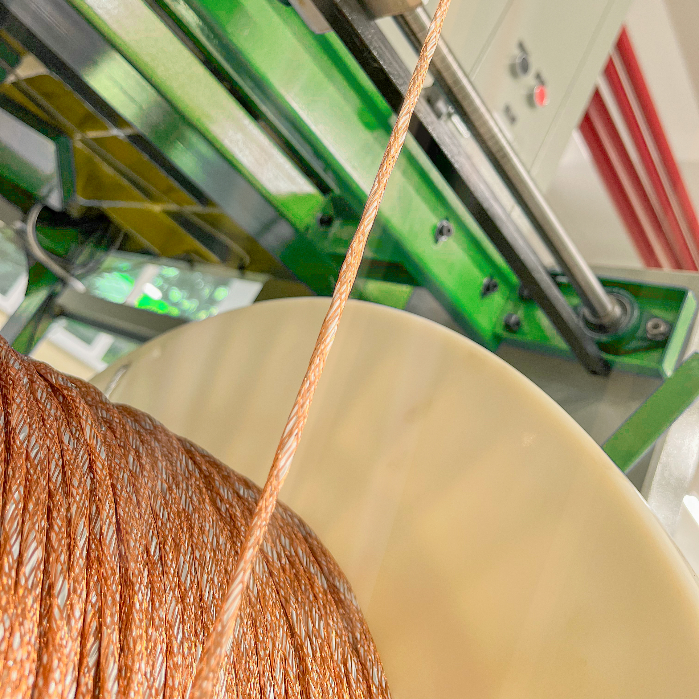 Этап экранирования витой пары фольгой для кабелей категорий Cat.7 и Cat.8