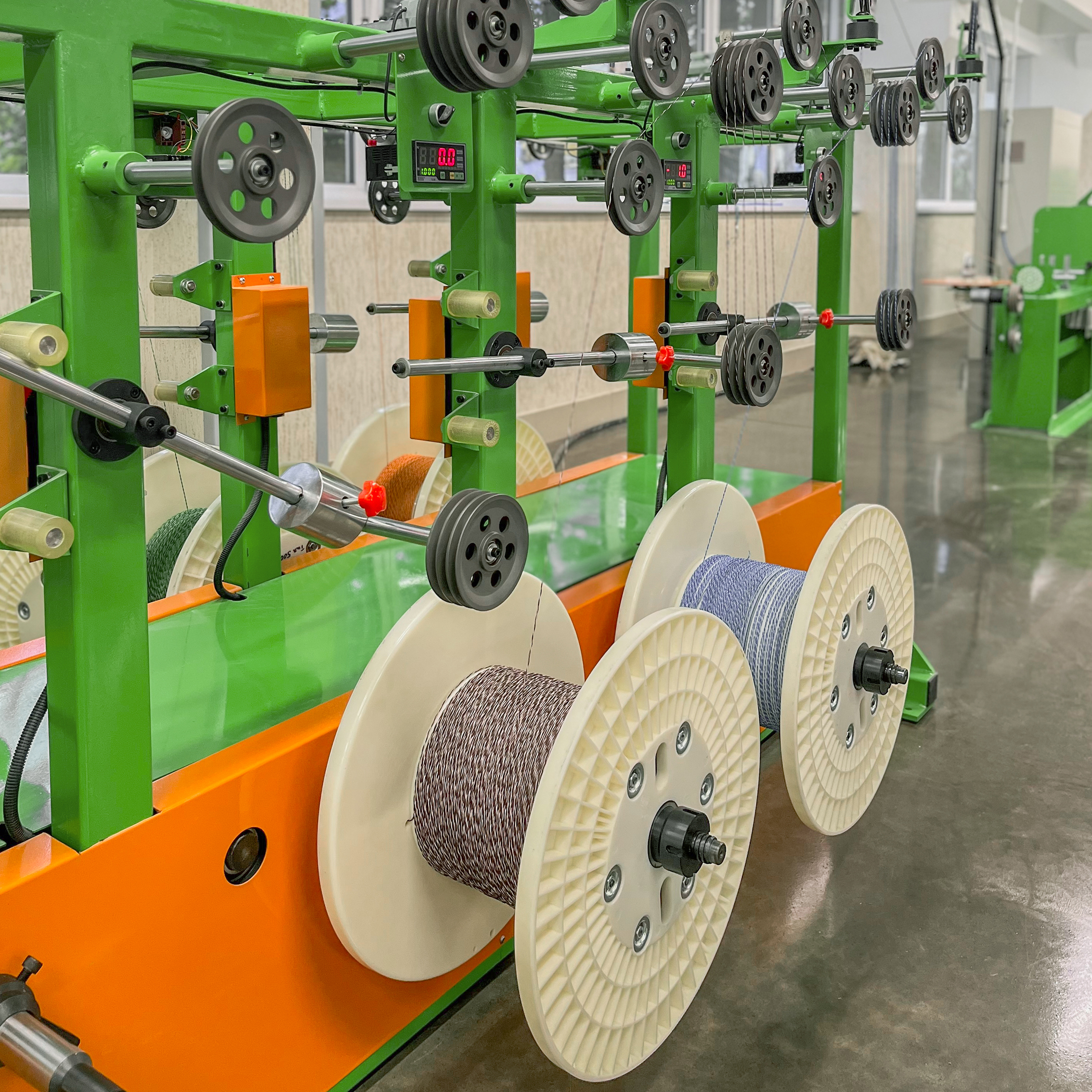 Экструзия и нанесение цветной изоляции на жилы кабеля витая пара