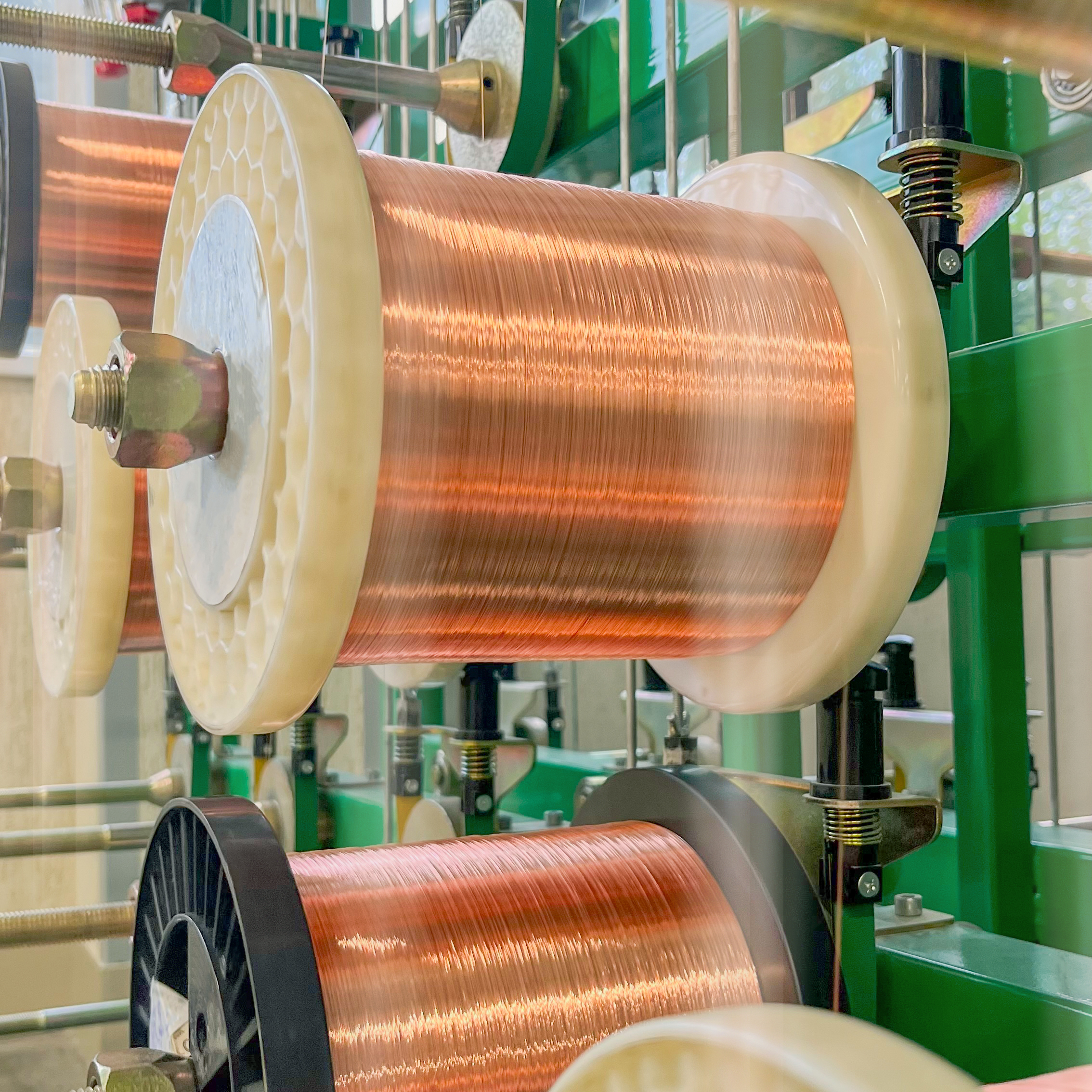 Процесс подготовки медной жилы для витой пары на производстве ПЗКМК Greenconnect