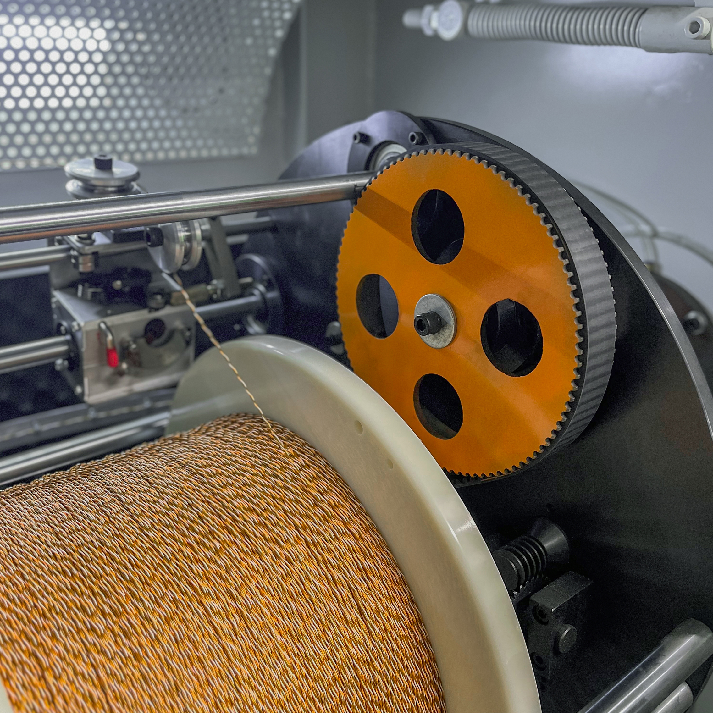 Скручивание пар кабеля UTP с помощью высокоточного оборудования на заводе Greenconnect