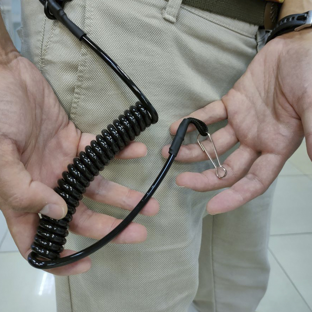 Спиральный кабель-антипотеряшка с карабином